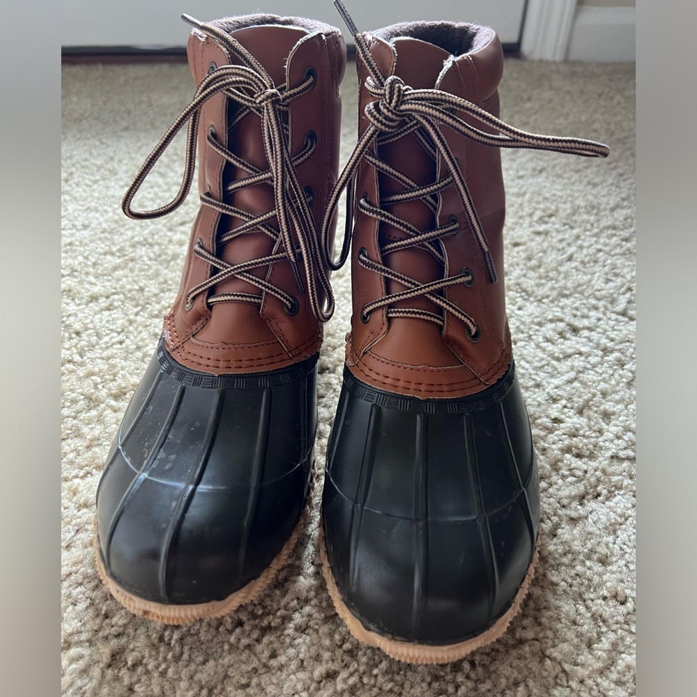 Men’s faux fur duck boots size 9.